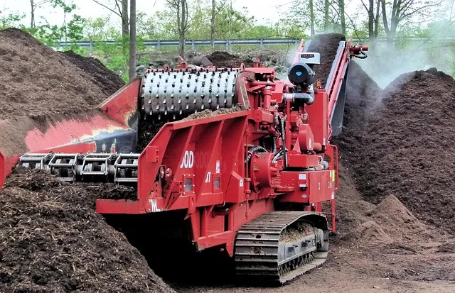 Rębak rozdrabniający gałęzie na zrębki podczas prac porządkowych