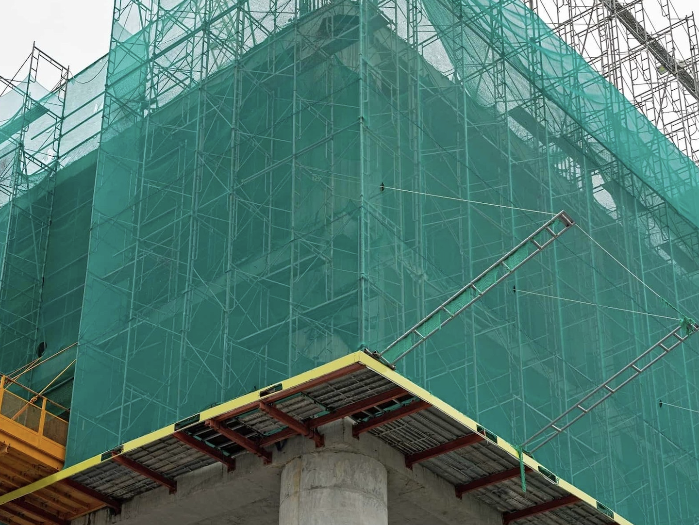 Osłony i zabezpieczenia elewacji